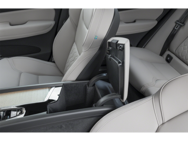 2026 Volvo XC60 Core photo 11