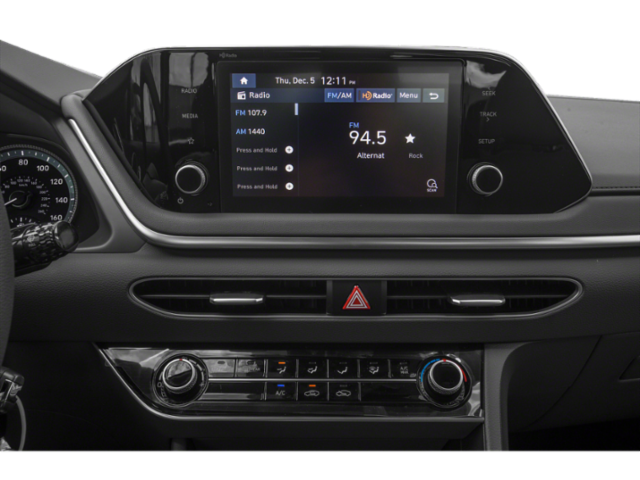 Used 2021 Black Hyundai SE image 10